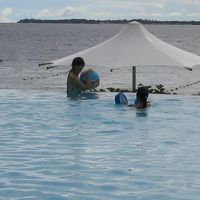 海につながっている様なホテルのプール