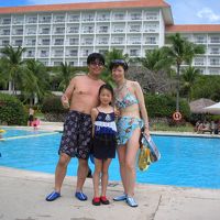 ホテルをバックに