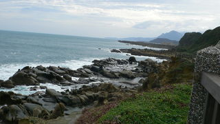 海を利用した海水のプールがおもしろい。