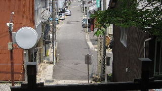 朝鮮人街道を見下ろすお寺