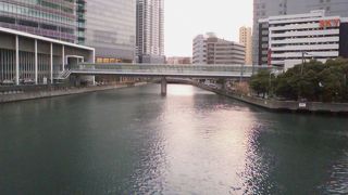 スカイビルと日産本社を結ぶ橋