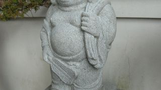 布袋尊の石像があります。