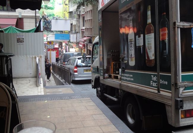 香港の雑踏を感じられるバー