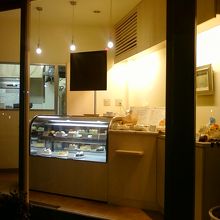 がらんとした店内。もう少しカラーがあっても・・・