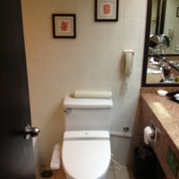 トイレの左側には浅めのバスタブ。のんびり入浴できます。