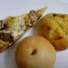 てりやきチキンピザ、かぼちゃパン、クリームなど全て１０５円