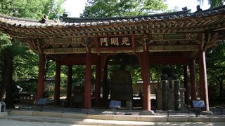 徳寿宮奥（西側）の門、石畳道の出入口