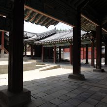 外殿と内殿を結ぶ通路、崇文堂の右隣に見える門です