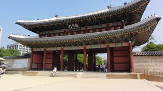 世界遺産・昌徳宮の正門‘敦化門’