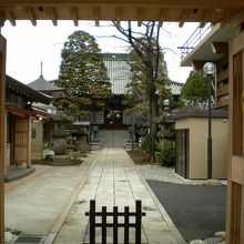 この右横が駐車場（道路沿）です