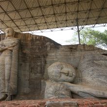 立像は７ｍ。涅槃仏は14ｍ。