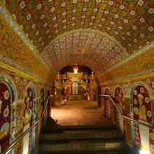 入口近くの天井がきれい