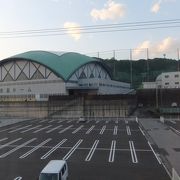 目の前には阪神タイガースのキャンプ地の球場があります。