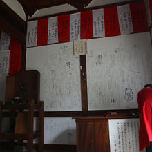 壁にはお願い落書きがたっぷり！