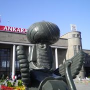 おかしな銅像のあるアンカラ鉄道駅