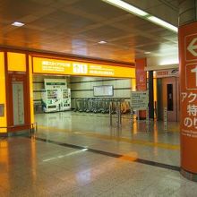 成田空港の第1ターミナルの乗り場は派手で分かりやすい