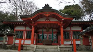 高台にあって、きれいな赤い社殿