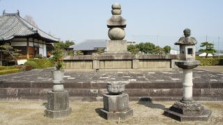 見所は、大きな五輪塔