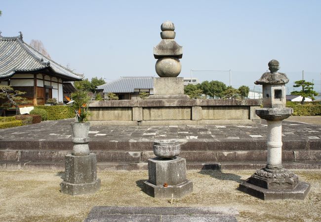 見所は、大きな五輪塔