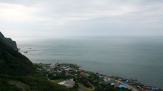 背後は山々、目の前は日本海。