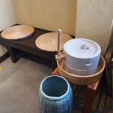 石臼が店のディスプレーとして使われています