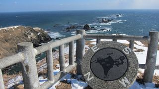 日高山脈が海中に落ち込む絶景