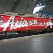 エアアジアの広告を載せたエアポートレールリンク