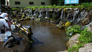 京極に比べすぐ脇に車を停められるので、水の運搬が楽。