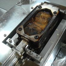 生地型に入れて、片面30秒ずつ計4回焼きます。