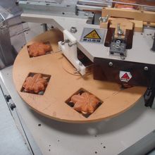 専用の機会にセットして包装します。