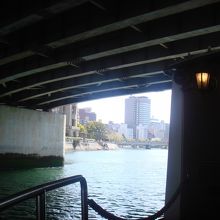 橋の下をくぐります。