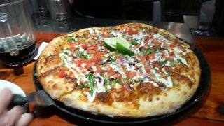 ベア トゥース　シアターパブ & グリル