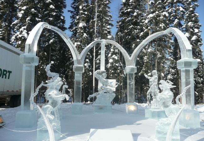氷の彫像が大きくてテーマ性があり見ごたえがあります。