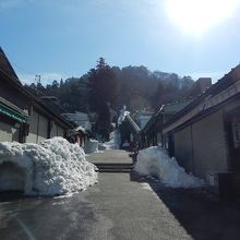 この階段を上って行きます・・・