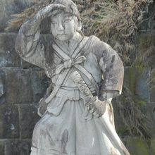 白虎隊士の向いている方にお城があります・・・