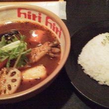 チキンレッグ、ライスは普通盛り