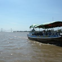 最初は中サイズの舟で対岸へ