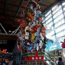 館内に飾られた博多山笠