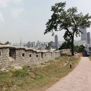 東大門の北側にある公園、ソウル城壁があります