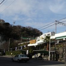 伊豆熱川駅を背に出発  (左手が熱川温泉観光協会案内所)