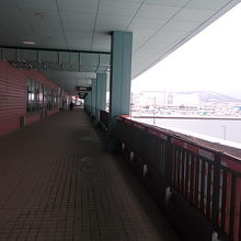 海を見ながら外の通路を歩くのも一興です