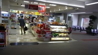 色々なところに売店がありますが、　空弁は完全にブームは終わりました。