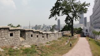 東大門の北側にある公園、ソウル城壁があります