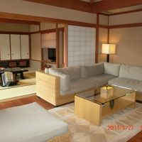 大きなソファの向こうに和室があります