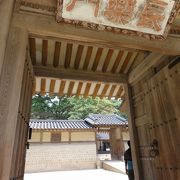 世界遺産・昌徳宮秘苑、演慶堂の入口門