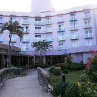 中庭からホテルを取りました。振り向くとプール、そして海です。