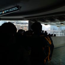 国鉄ソウル駅から地下鉄ソウル駅への乗換口、混んでます