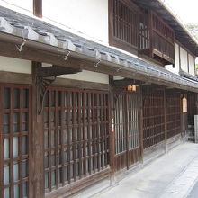 岡田邸跡に建てられている立派な家屋（石碑は右奥に写ってます）
