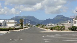 ホノルル空港の外れですがね滑走路の端　ダイアモンドヘッド側　飛行機の撮影ポイントがあります。