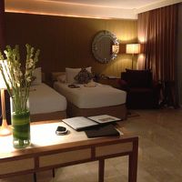 広々としたスペース、ベットの上には花びらでハートマークが